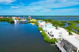 Lagoon front apartment w shared pool - two minutes from the beach