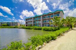 Fabulous condo w lagoon view, WiFi, central AC, shared pool & central location
