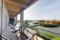 Fabulous condo w lagoon view, WiFi, central AC, shared pool & central location
