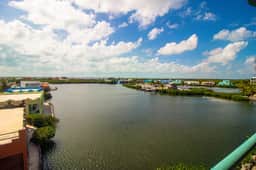 Lagoon-front suite with a balcony, breathtaking views, AC & a pool