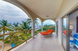 Oceanfront apartment on the beach with great ocean views, pool, WiFi & AC