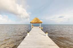 New oceanfront condo w shared pool, dock, two kayaks, partial AC, strong WiFi