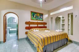 Lovely Home Suite w Balcony, Great View, Shared Pool, AC & WiFi - Ideal for Day Trips