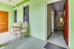 Lovely Home Suite w Balcony, Great View, Shared Pool, AC & WiFi - Ideal for Day Trips