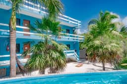 Cozy Suite for Two with WiFi, AC, Shared Pool, Grill & Sunsets from the Rooftop