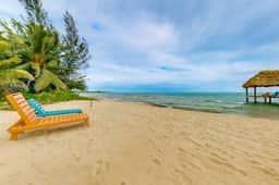 Two quiet oceanfront cabanas villa w private beach, dock, hammock, ocean view & WiFi