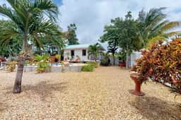 Perfect for large groups - five cabanas w private pool, WiFi-walk to the beach