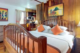 Perfect for large groups - five cabanas w private pool, WiFi-walk to the beach
