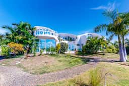 Waterfront organic architecture villa with pool & AC - near lagoon
