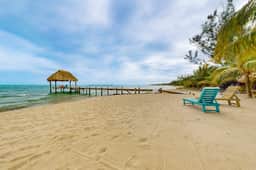 Romantic beachfront home w ocean views, dock, hammock, veranda & free WiFi