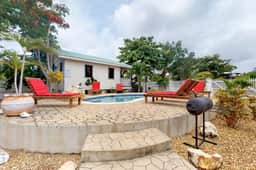 Romantic cabana w strong WiFi & shared pool, grill, enclosed yard-close to beach