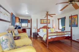 Romantic cabana w strong WiFi & shared pool, grill, enclosed yard-close to beach