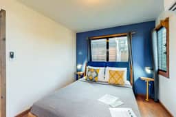 Treehouse cabana suite in a quiet area with veranda, WiFi & partial AC - walk to beach