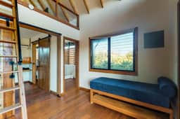 Treehouse cabana suite in a quiet area with veranda, WiFi & partial AC - walk to beach