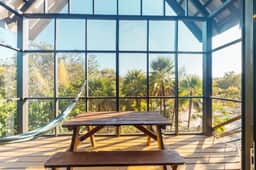 Treehouse cabana suite in a quiet area with veranda, WiFi & partial AC - walk to beach