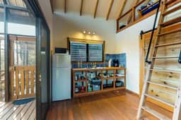 Treehouse cabana suite in a quiet area with veranda, WiFi & partial AC - walk to beach