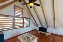 Quiet treehouse cabana with veranda, hammock, WiFi & partial AC - walk to beach