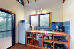 Quiet treehouse cabana with veranda, hammock, WiFi & partial AC - walk to beach