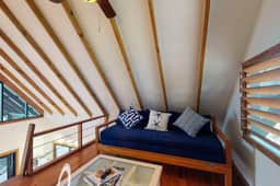 Quiet treehouse cabana with veranda, hammock, WiFi & partial AC - walk to beach