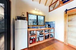 Romantic cabana with veranda, hammock, partial AC & WiFi - walk to the beach