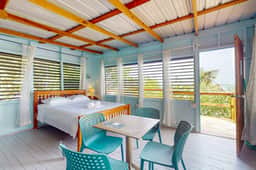 Beachfront cabin with private deck, ocean views & family-friendly vibe