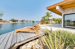 Tranquil waterfront villa with private deck & full kitchen