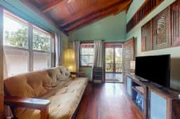 Charming duplex with full Kitchen & WiFi - near dining & stunning attractions