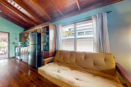 Charming duplex with full Kitchen & WiFi - near dining & stunning attractions