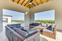 Luxurious villa with infinity pool, rooftop deck, kayaks & lagoon views