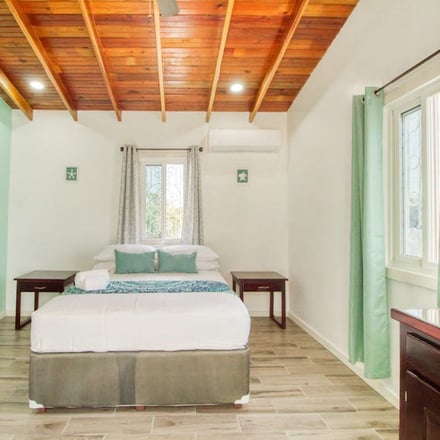 Bedroom with green accents, Caye Caulker