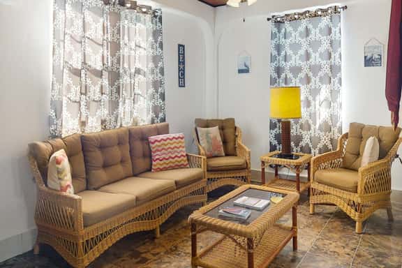 Apartment w pool, garden view, WiFi, partial AC - 1 block to the sea - Image 1