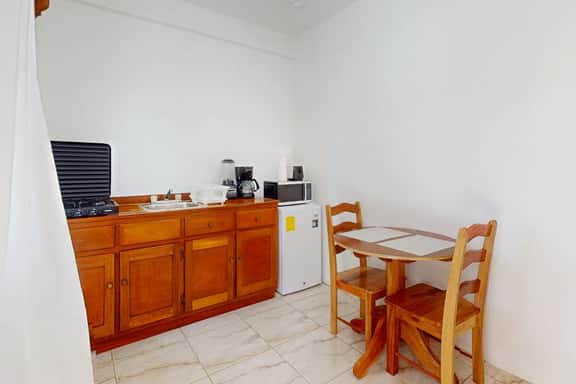 Charming single-level apartment with kitchenette and great location - Image 1