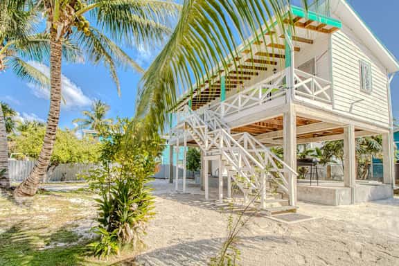 Island studio centrally located with balcony, hammock, & grill - Image 1