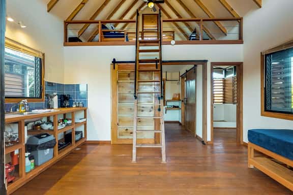 Treehouse cabana suite in a quiet area with veranda, WiFi & partial AC - walk to beach - Image 1