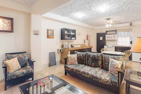 Homey suite in town w WiFi, partial AC, shared pool & veranda - walk to beach - Image 1