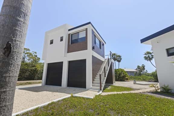 Charming lagoon front apartment with kayaks, SUPs, & nearby beach - Image 1