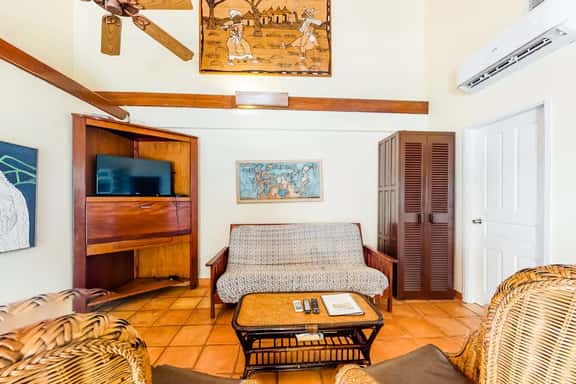 Oceanfront retreat with water view, pool, AC & free WiFi - easy beach access - Image 1
