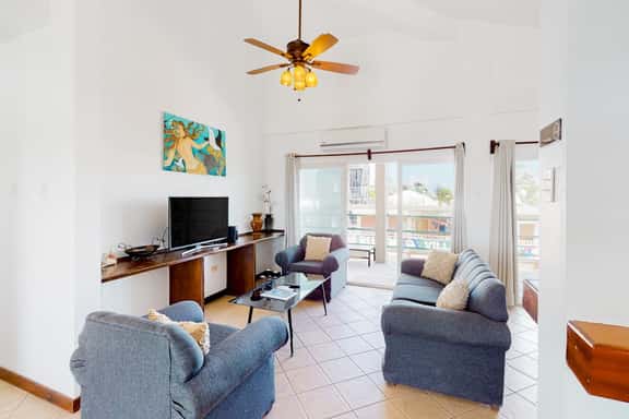 Lake-view condo with reef-view balcony, washer & dryer, pool & central AC - Image 1