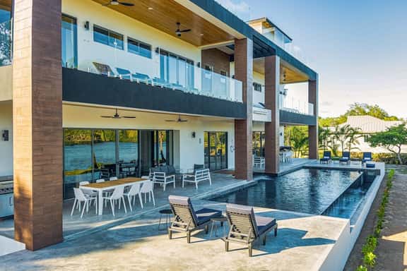 Luxurious villa with infinity pool, rooftop deck, kayaks & lagoon views - Image 1