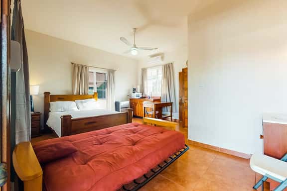 Charming studio w ocean view, deck, partial AC & WiFi - short walk to the beach - Image 1