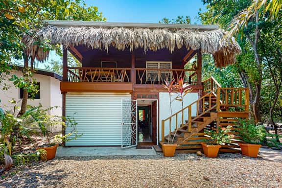 Charming duplex with full Kitchen & WiFi - near dining & stunning attractions - Image 1