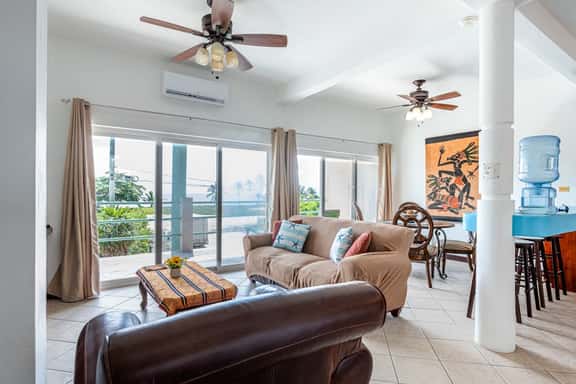 Beautiful condo w WiFi, central AC, shared pool & central location - Image 1
