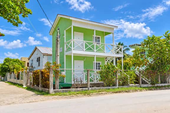 Central Caye Caulker Apartment with AC, Wi-Fi & Kitchen - Image 1
