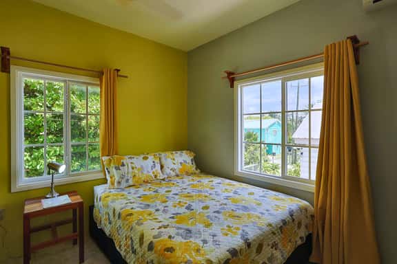 Cozy Caye Caulker Apartment in Central Location with AC & Kitchenette - Image 1