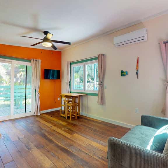 Charming retreat with spacious outdoor areas, cozy interior & near to beach - Image 1