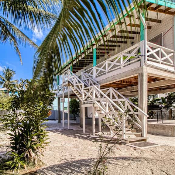 Tropical studio with hammock, shaded balcony, & enclosed yard - Image 1