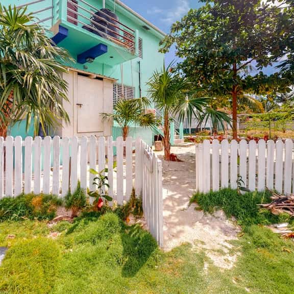 Cheerful, hotel-style studio w WiFi, picnic table, partial AC & bikes to use - Image 1