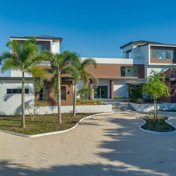 Spacious villa retreat with private pool, rooftop deck, kayaks, and pet-friendly perks - Image 1