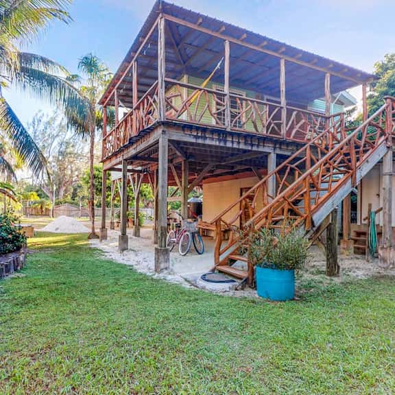 Charming guesthouse with balcony, hammock, WiFi & partial AC - walk to the beach - Image 1
