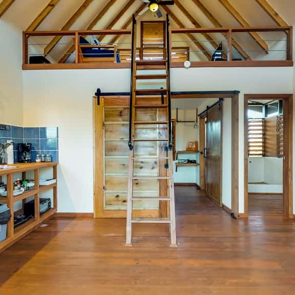 Treehouse cabana suite in a quiet area with veranda, WiFi & partial AC - walk to beach - Image 1
